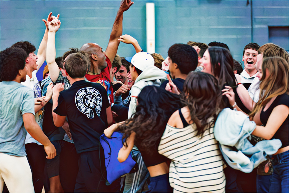 Coach Pete on stage with an engaged audience